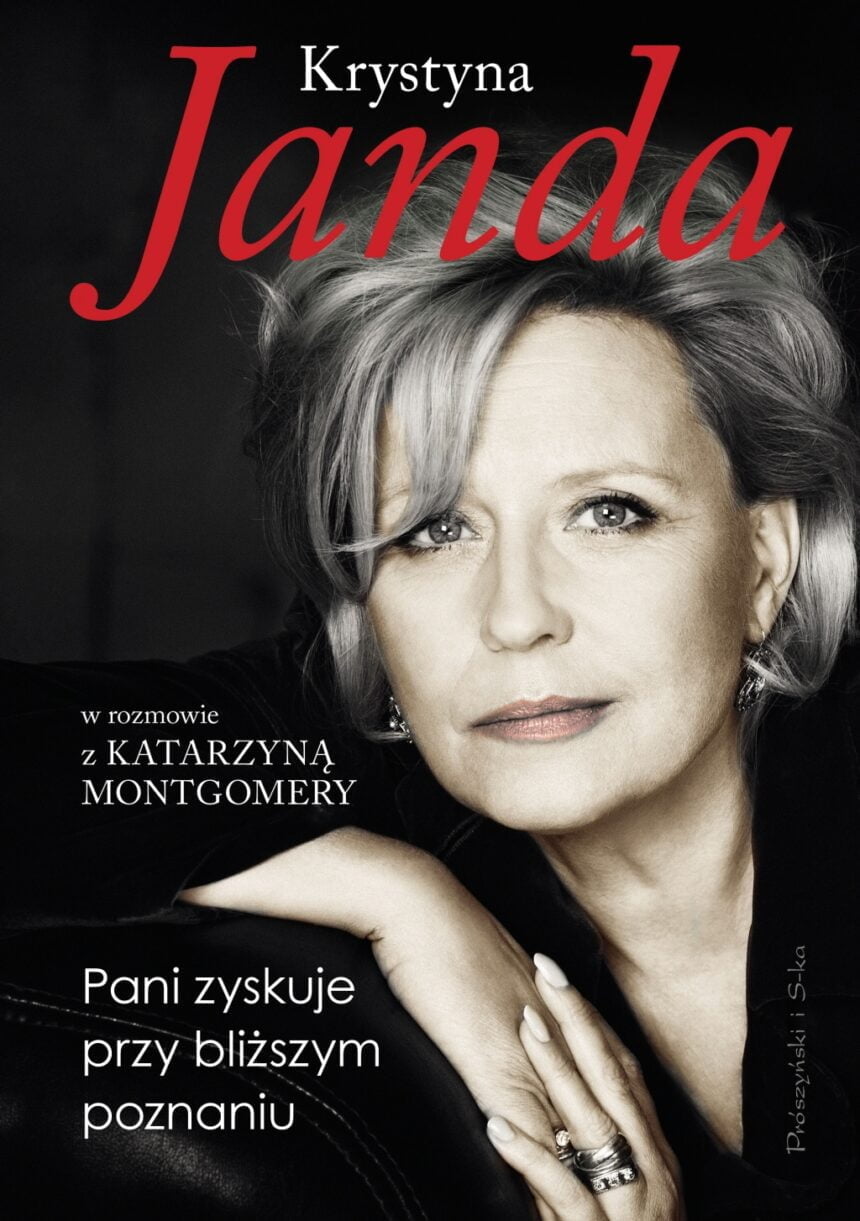 Kobieta z siwymi włosami na czarnym tle