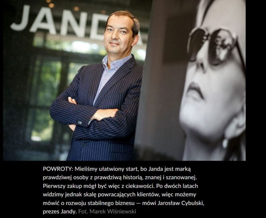 Mężczyzna w garniturze opierający się o ścianę