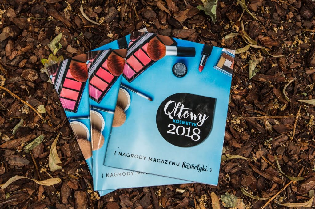 Dwie gazety leżące na ziemi w lesie